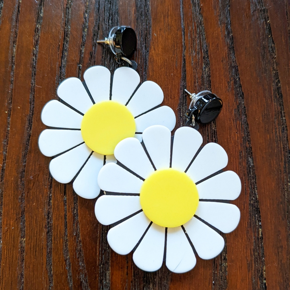 Brand New! Daisy Earrings